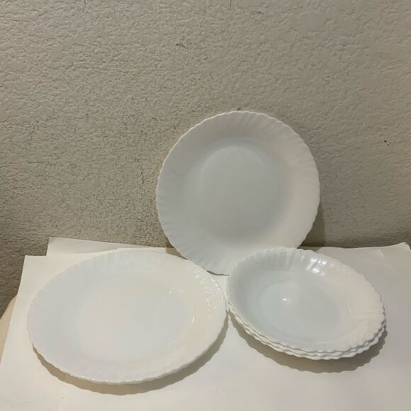 Arcopal Set Caracas Feston Uni Milk Glass Scalloped 3 dinner & 3 Salad Plates - Picture 1 of 6